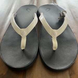Olukai NEVER WORN. women’s flip flops, leather.